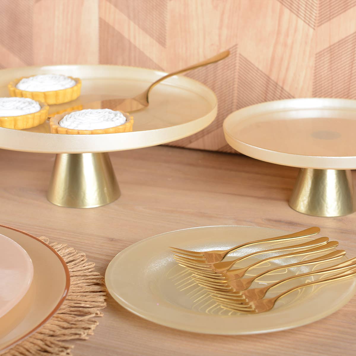 Vanilleplatte auf goldenem Fuß H28cm