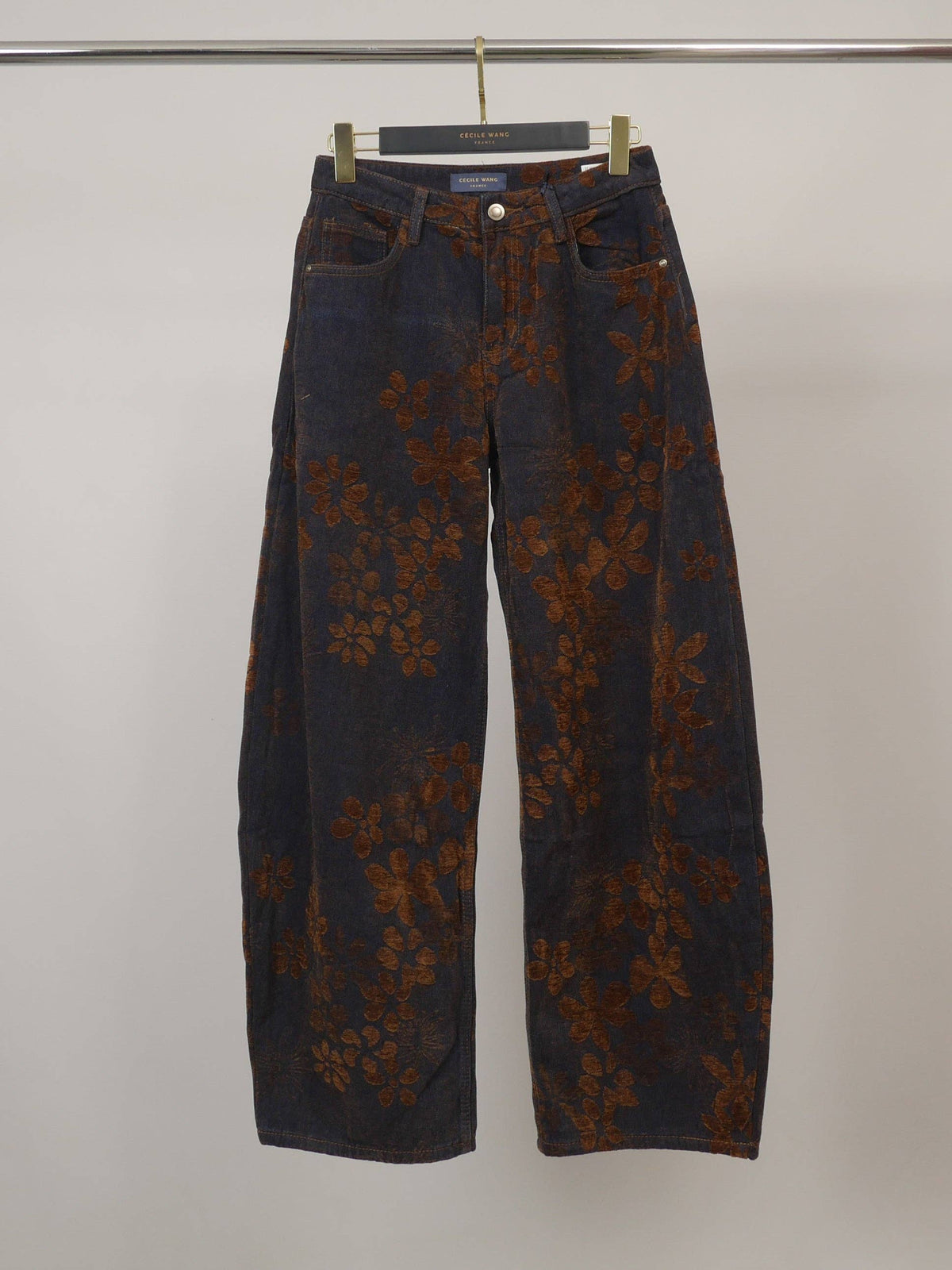Weite Hose mit Blumenmuster – M