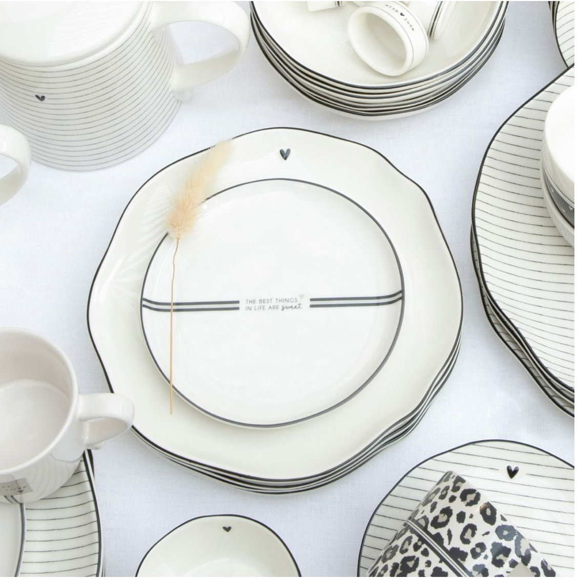Oval Plate L White with Heart in Black 35x13x2