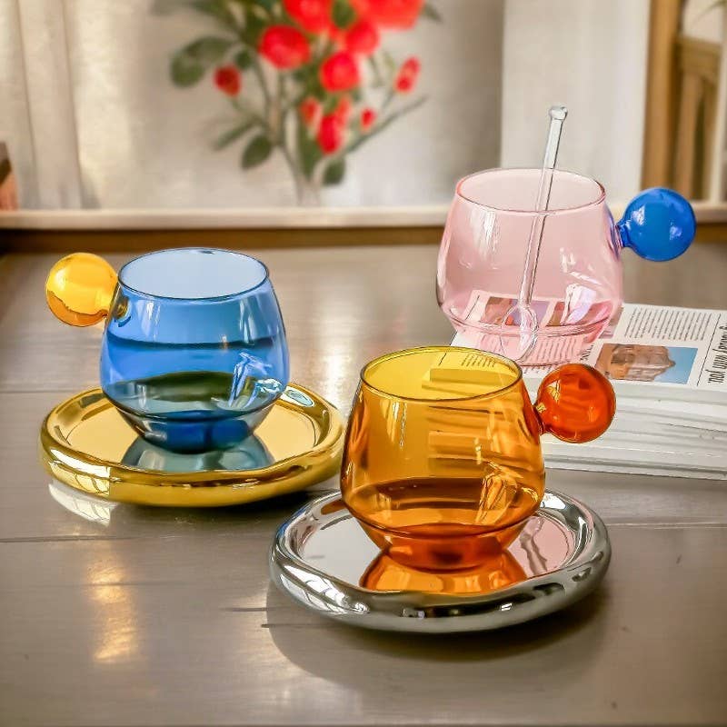 Kaffeetasse aus Glas in kontrastierenden Farben: Blau