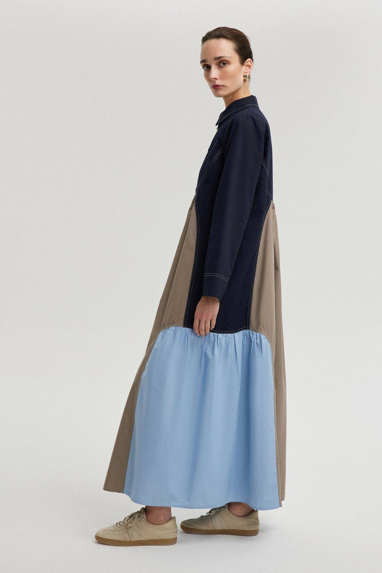 Maxikleid mit Kragen im Colorblock-Design aus Baumwollmischung: Navy Blau / 36