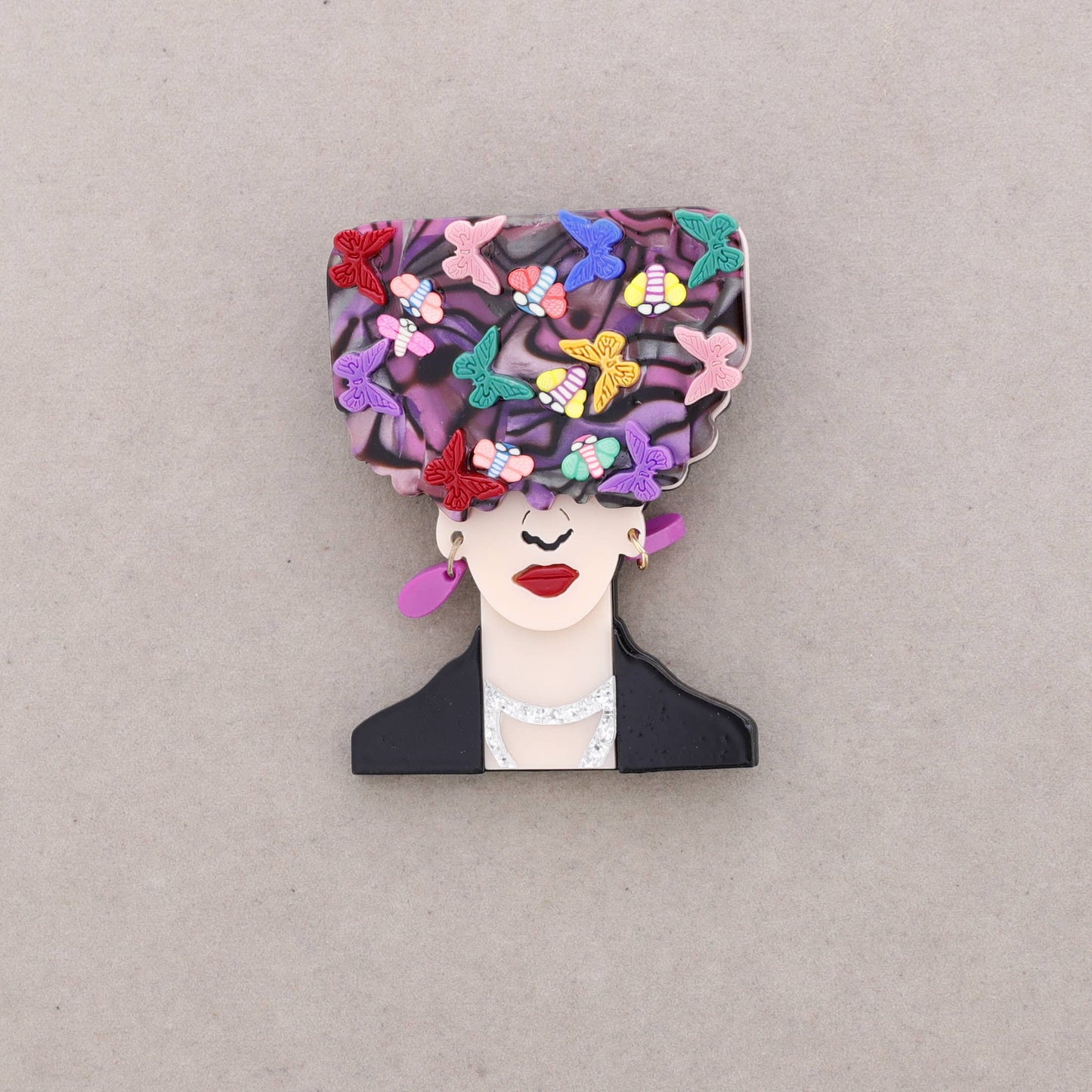 Frida Spring Brosche aus Kunstharz: Kombiniert 1