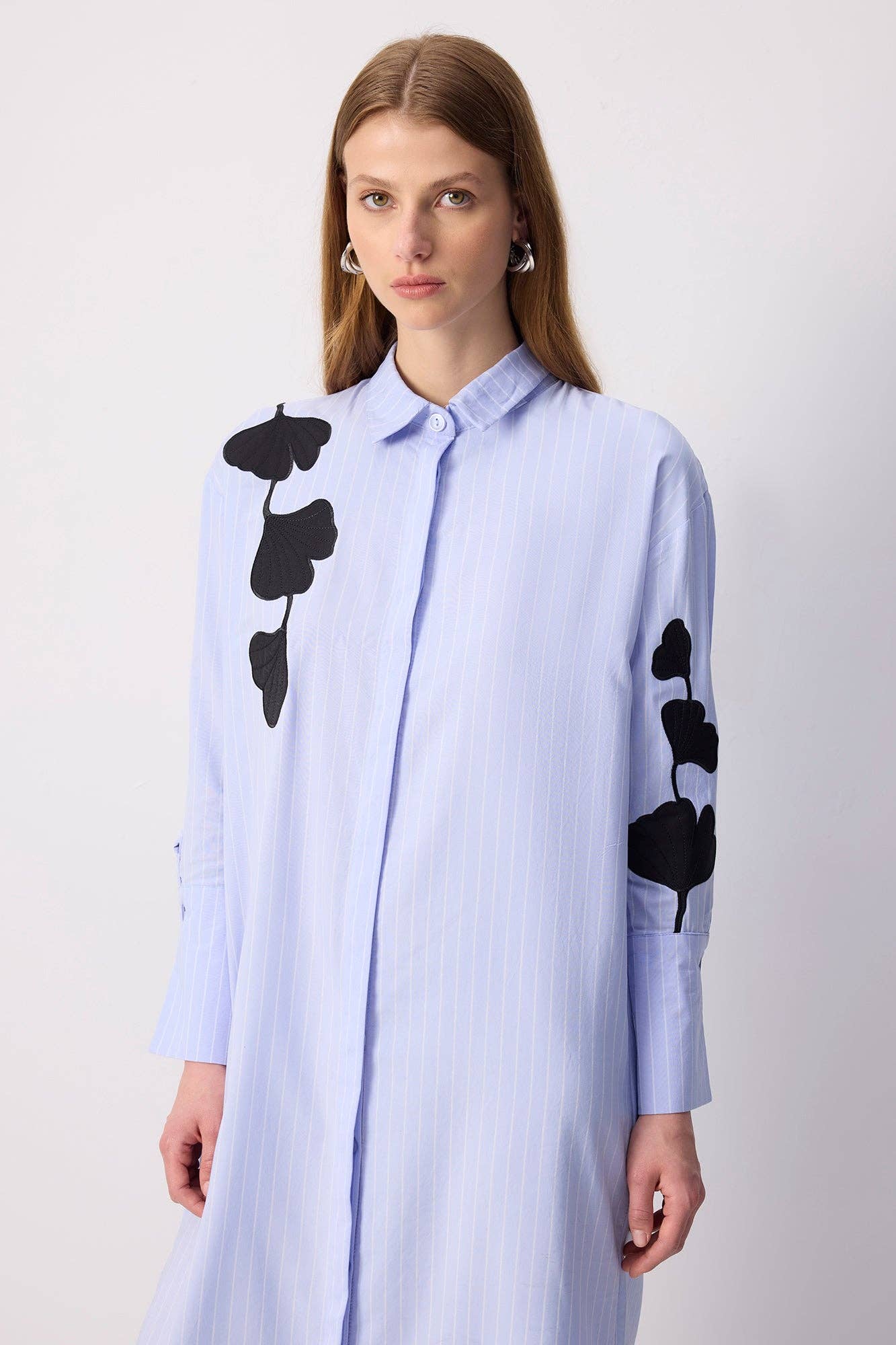 Botanisches Applikations-Langhemdkleid – Nadelstreifen: Mavi / S