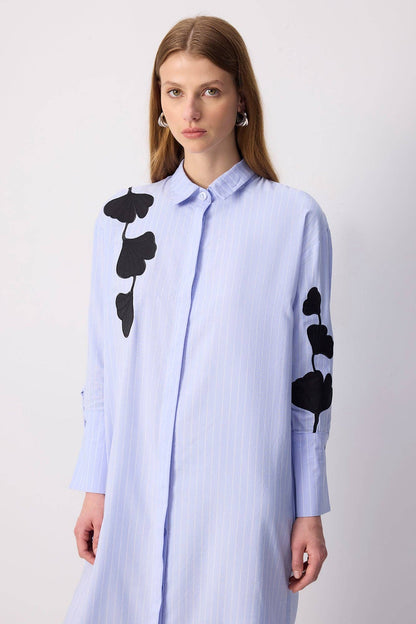 Botanisches Applikations-Langhemdkleid – Nadelstreifen: Mavi / S