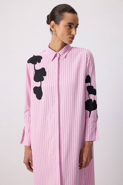Botanisches Applikations-Langhemdkleid – Nadelstreifen: Pembe / S