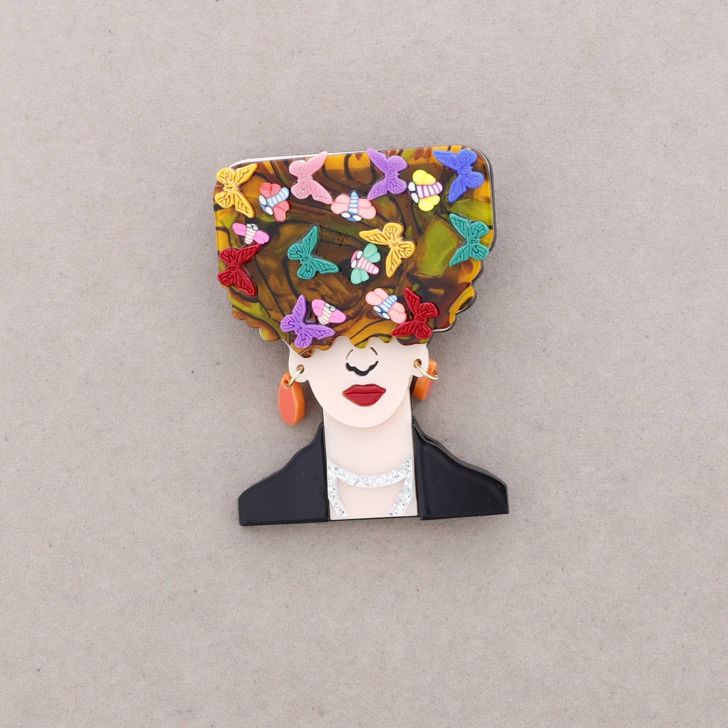 Frida Spring Brosche aus Kunstharz: Kombiniert 1