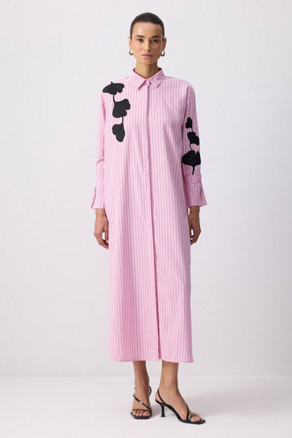 Botanisches Applikations-Langhemdkleid – Nadelstreifen: Pembe / S