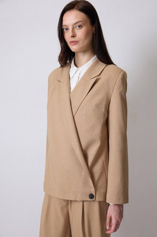 Strukturierter doppelreihiger Blazer – mit tailliertem Schnitt und gepolsterten Schultern: Kamel / S
