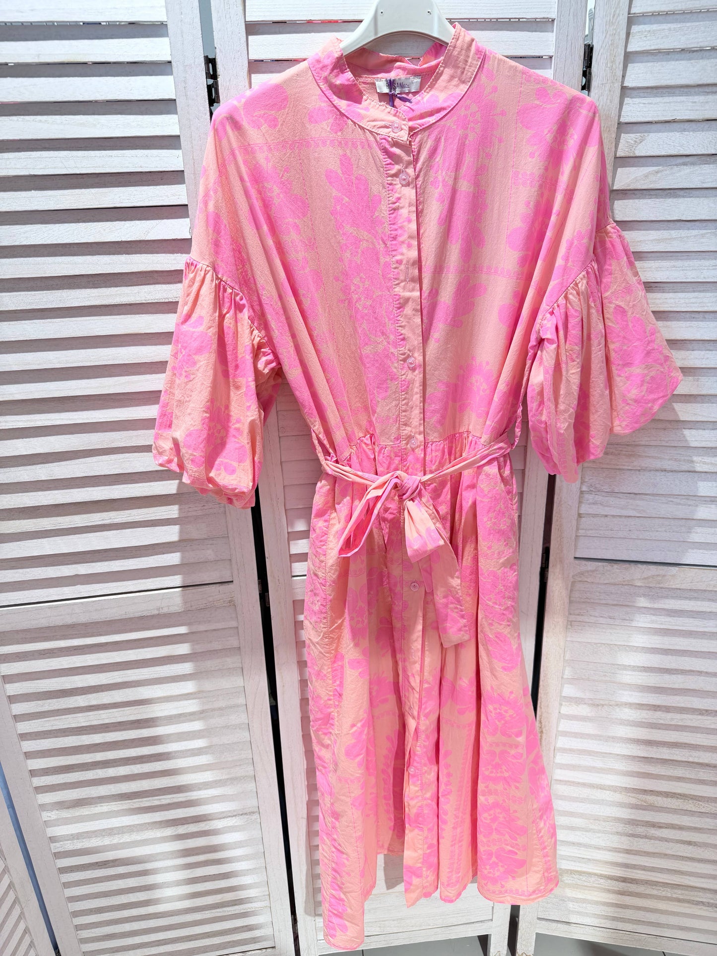 Bedrucktes Baumwollkleid mit Knöpfen: Rosa / SIE