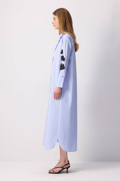 Botanisches Applikations-Langhemdkleid – Nadelstreifen: Mavi / S