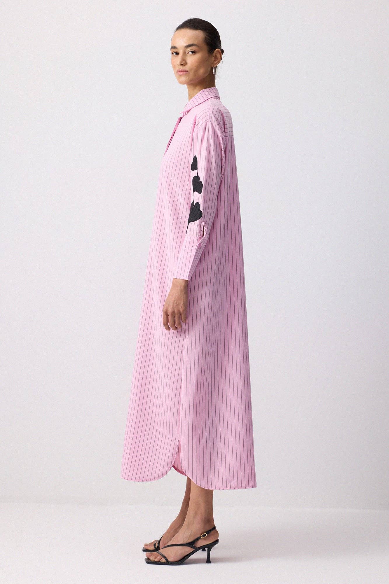 Botanisches Applikations-Langhemdkleid – Nadelstreifen: Pembe / S