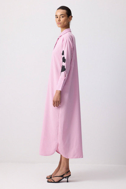 Botanisches Applikations-Langhemdkleid – Nadelstreifen: Pembe / S