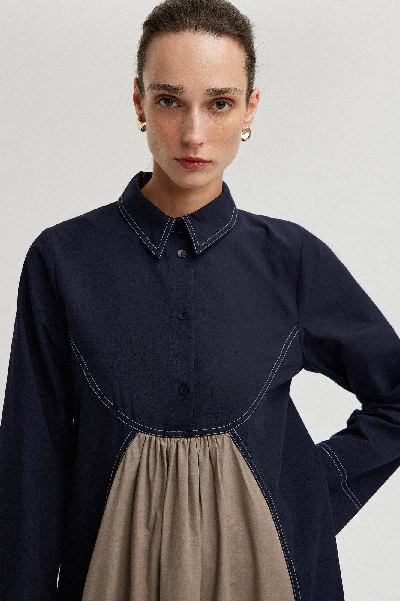 Maxikleid mit Kragen im Colorblock-Design aus Baumwollmischung: Navy Blau / 36