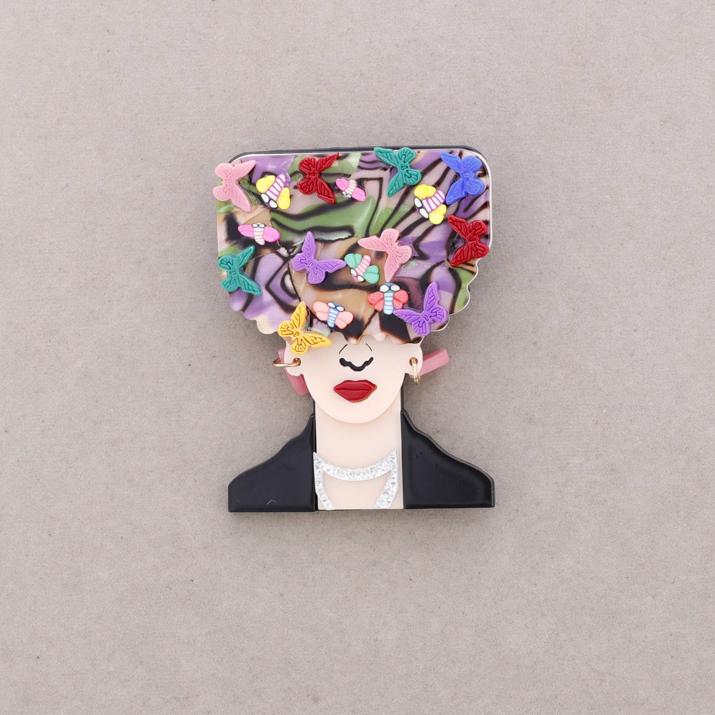 Frida Spring Brosche aus Kunstharz: Kombiniert 1