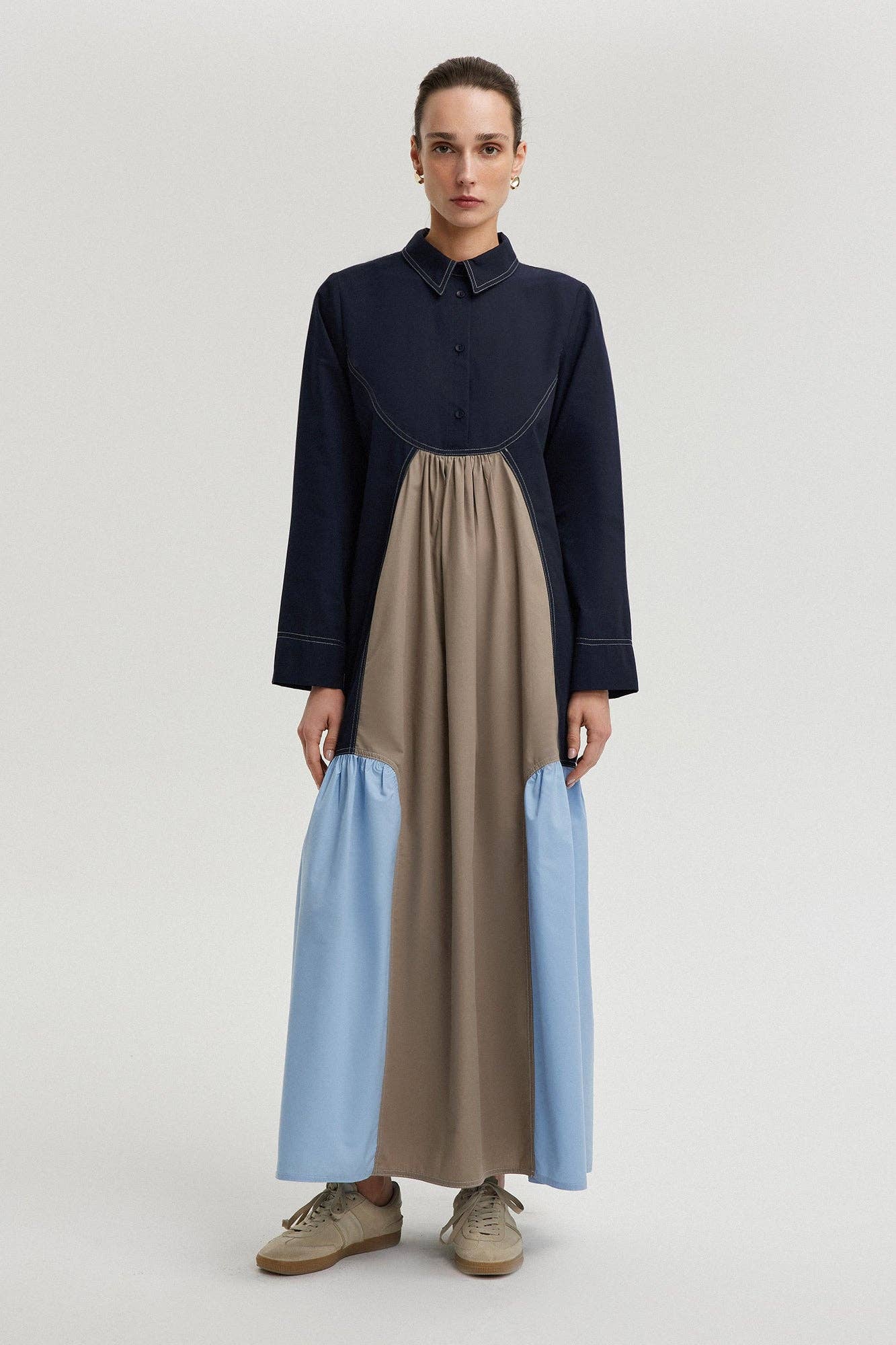 Maxikleid mit Kragen im Colorblock-Design aus Baumwollmischung: Navy Blau / 36