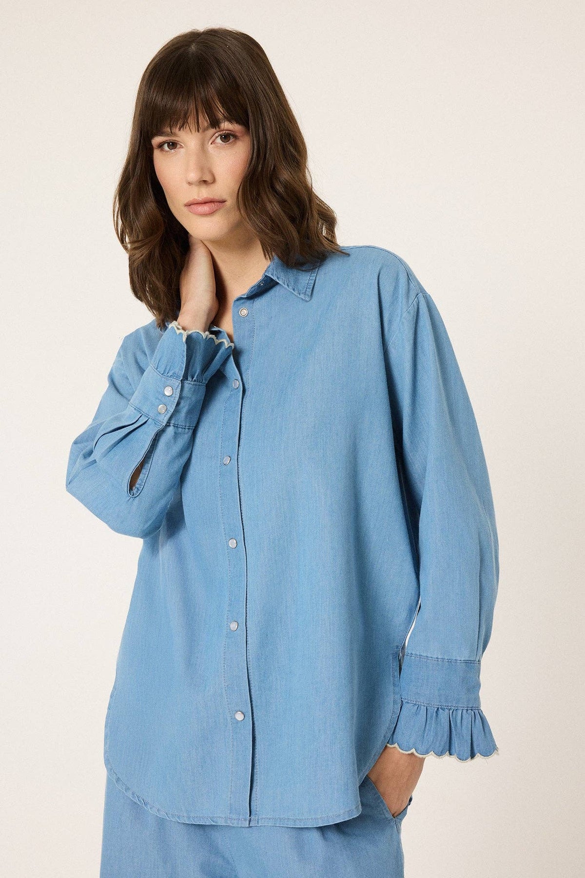 Baumwollbluse mit Muschelmanschetten – locker sitzende, zum Knöpfen: Icy Blue / S