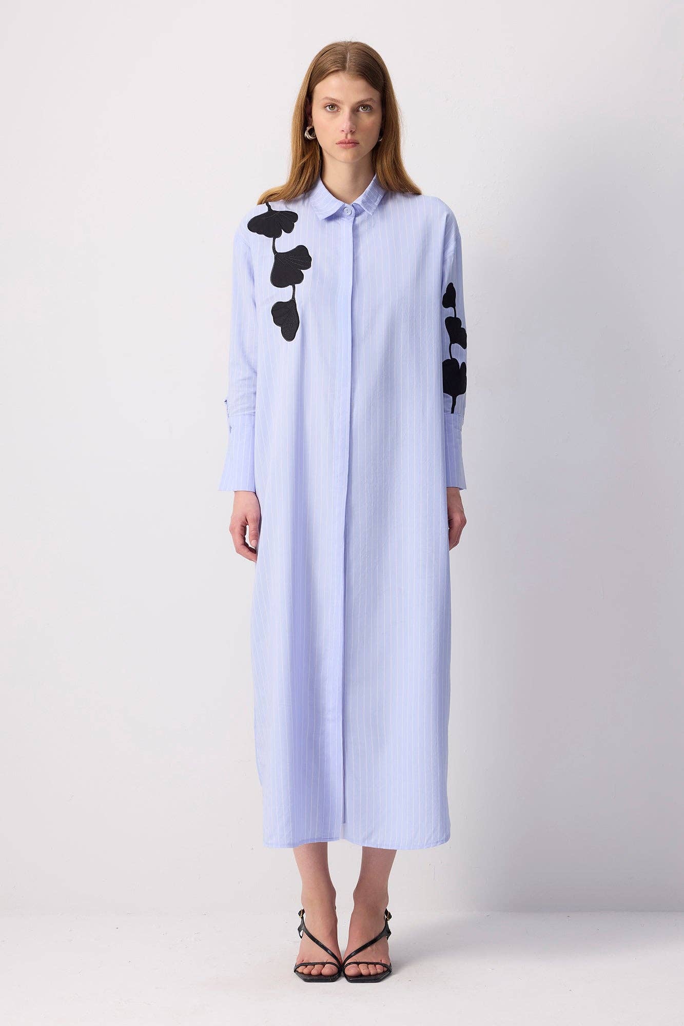 Botanisches Applikations-Langhemdkleid – Nadelstreifen: Mavi / S